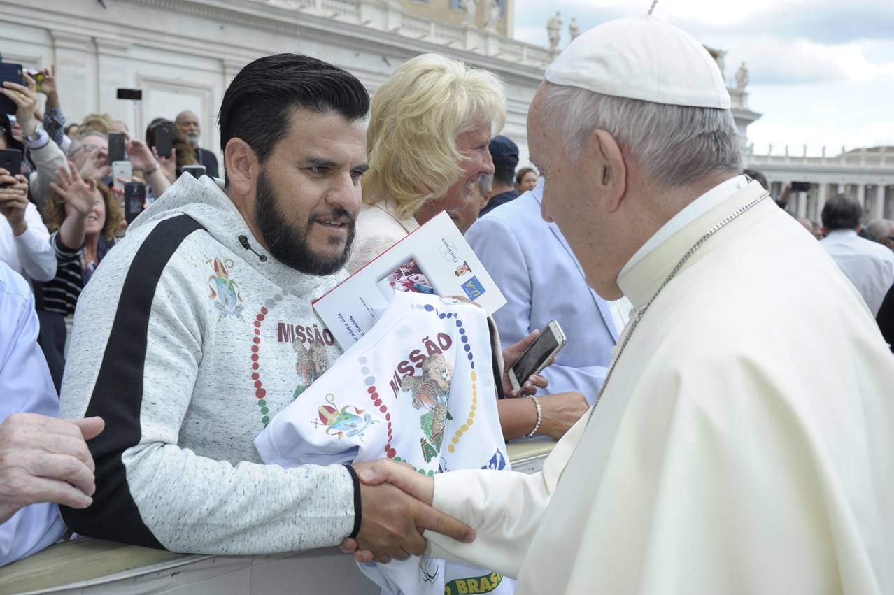 Miller Gomes cumprimenta o Papa Francisco